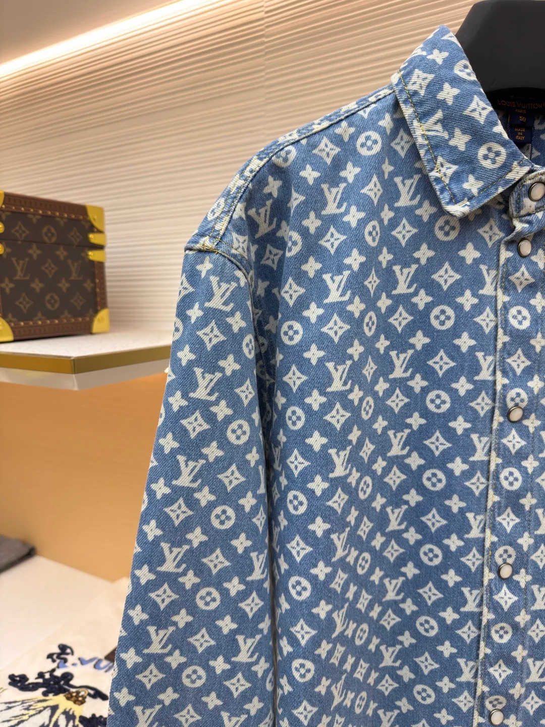 LOUIS VUITTON full-print denim jacket ●Original version: Purchased and developed for 15800 ●Item number: 1681926-B65 ●Material: denim fabric ●Technology: laser watering ●Version: fitted version ●Weight: about 710 grams ●Size: 46-48-50-52 ●Description: Customized blue shadow encrypted cotton classic pattern denim, as moist as cotton, comfortable and skin-friendly, indigo elegance With a retro charm and a modern sense of fashion, denim is used as the canvas, and the iconic Monogram pattern is laid out on it. Every inch of the warp and weft hides the glorious history and fashion heritage of Louis Vuitton. The tough lines of matching work shirts exude a sense of luxury from the inside out. No need to make a fuss, the aura is self-evident. The stunning work in the fashion feast is the laser burning process. The advanced process of using laser technology to carve patterns. Project the laser onto the surface of the material, causing the material to be locally heated and melted. The LV logo pattern can be formed to accurately control the position and shape. The double process of washing and light frying is to desize and wash the denim material first, and then perform sand washing to produce a fading effect. The denim jacket is fried through special chemical treatment to give a special contrasting color effect. Prioritize the spray horse slide and then rub it by hand to create a gradient effect. Use a spray gun to accurately spray the reagent solution to the designated position according to the design requirements. Let the reagent react chemically with the fabric to form a gradual gradient effect, and finally boil it to solidify the color. The overall wiring is straight and delicate, the fabric is comfortable and soft, and the color is consistent without color difference. It can be matched with the same style to create a fashionable look for various occasions. Customized accessories, complete with three standards, same style for men and women!